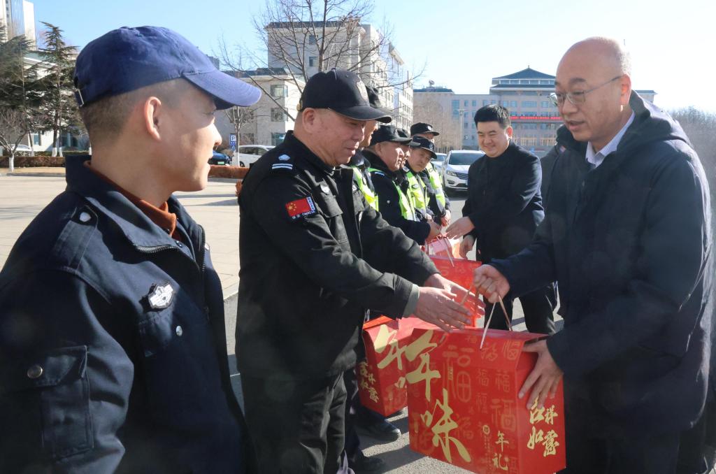 校领导看望慰问春节期间在岗教职员工